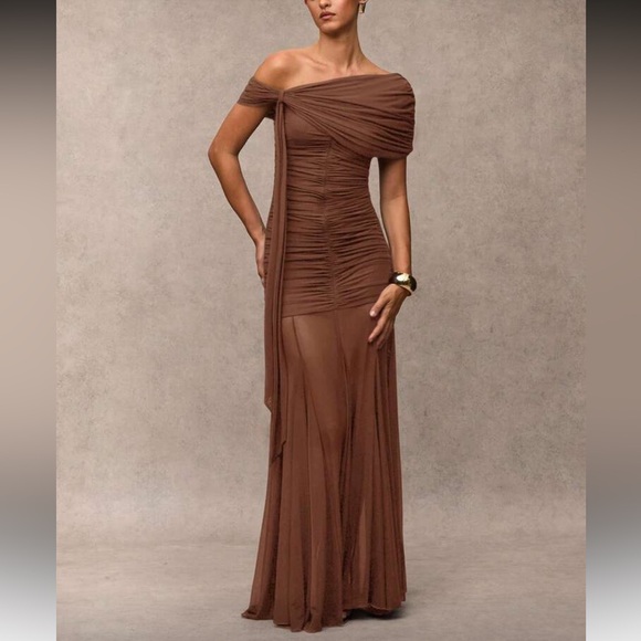Elegant Brown Off-Shoulder Dress - Picture 5 of 8